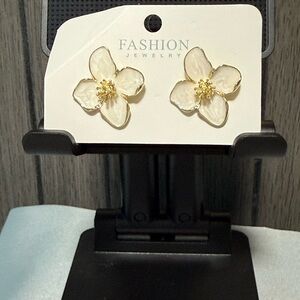 Fashion Jewelry Ivory and Gold Floral Earrings
